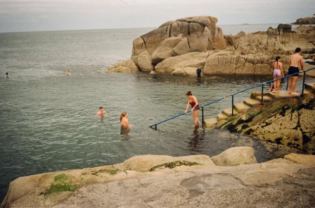 An Irish Summer 🌞 Aujourd'hui je vous emmène au Forty Foot, LE spot de baignade préféré des habitants de Dublin 🇮🇪🏊 et c'est même une tradition qui remonte au 19e siècle !Personnellement je n'ai jamais osé m'y baigner 🥶 #irelandanalog #irelandphotography #dunlaoghaire #fortyfoot Ireland, Analog Photography, Dublin Photographer, Photo argentique, Irish Summer, Photo Irlande, Tourisme Irlande