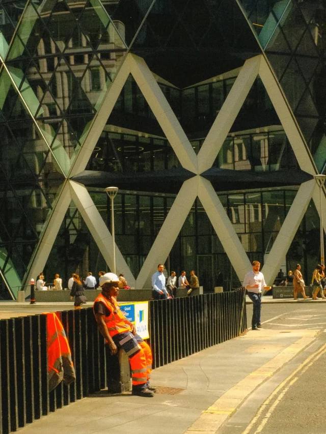 Il fait chaud non ? 🥵☀️La chaleur de ces derniers jours m'a fait repenser à cette série de photos prises lors d'une période de canicule à Londres, en 2022. Et oui, il peut faire chaud aussi de l'autre côté de la Manche ! 🇬🇧Je publie la suite de cette série dans la semaine !📸 : Fujifilm x100f#fisheyelemag #londonphotographer#londonlife#londonheatwave #streetphotography Londres, Angleterre, Photographe, Photo de rue, City of London, Visit London, Tourisme, Voyage