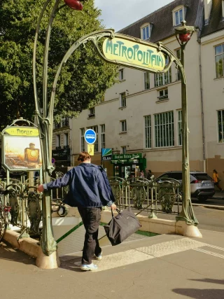 Instant de légèreté à l'entrée de la station de métro Pigalle, à Paris. ✨

#parisphotography #parisphoto #parisphotographer #streetphotography #streetphotographyparis #photoderue #photoderueparis #fujifilmxseries #fujifilmphotography