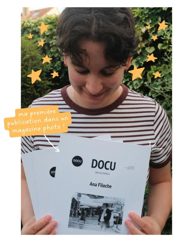 C'est avec joie et fierté que je peux (ENFIN) vous annoncer que mon travail a été sélectionné pour figurer dans le magazine photo indépendant @docu.magazine 📚 C'est une édition spéciale, consacrée uniquement à mon travail donc c'est vraiment une belle opportunité pour moi ! Vous y trouverez 20 de mes meilleures photos de rues prises à Paris ces dernières années, sélectionnées avec soin pour créer un magazine unique 📸 un mélange de couleurs et de noir et blanc, d'instants immortalisés pour toujours.Je travaille de plus en plus mes photos en version print ces derniers temps, je teste différents formats de manière personnelle : impressions en différentes tailles, livrets, magazines, albums... Il n'y a rien de tel que de voir son travail imprimé sur du papier de qualité ! Alors quand mon travail a été sélectionné par Docu, je me suis dit que c'était le moment parfait pour proposer mon travail à la vente sous forme de magazine pour la première fois 📖J'espère vraiment que le magazine vous plaira ! Il est très beau, léger et épuré. Le papier est de très bonne qualité, ce qui le rend très agréable à feuilleter. J'ai commandé un nombre d'exemplaires limité donc attention, il n'y en aura pas pour tout le monde ! Réserve vite ton exemplaire 👀👇✨ Pour commander, rien de plus simple : clique sur le lien dans ma bio ou envoie moi un petit DM et je t'envoie le lien directement 💌Prix : 18€, sans compter les frais d'envoi (remise en main propre possible)Je pense qu'acheter le travail physique d'un.e photographe est la meilleure façon de le / la soutenir. 🤝 Alors merci d'avance à ceux qui achèteront mon magazine, merci aussi à ceux qui partageront ce post en story et à leurs amis fans de photos. 🫶#magazinephoto #photographeparis #photoderue #photoderueparis #streetphoto