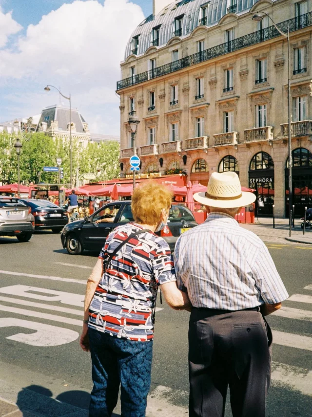 Voici quelques photos que vous pouvez retrouver dans mon tout premier magazine photo réalisé avec @docu.magazine 📸📚 Pour ce magazine, j'ai choisi de vous emmener dans les rues de Paris, que je parcours maintenant depuis de nombreuses années avec mes appareils photos 📸Je pense qu'on réussit plus à apprécier les photos sur papier, que ce soit lors d'une exposition, encadré chez soi ou dans des livres et magazines. On doit pouvoir y revenir encore et encore. S'en inspirer régulièrement, voyager par la pensée en les regardant. C'est d'autant plus important aujourd'hui, à l'ère des réseaux sociaux où toutes les photos disparaissent de nos mémoires en seulement quelques secondes. #printisnotdeadQuelques magazines sont déjà partis, mais il en reste ! Alors réserve vite ton exemplaire 👀👇✨ Clique sur le lien dans ma bio ou envoie moi un petit DM et je t'envoie le lien directement 💌Prix : 18€, sans compter les frais d'envoi (remise en main propre possible)Acheter ce magazine photo est le meilleur moyen de me soutenir dans mes démarches artistiques 🙏#magazinephoto #photographeparis #photoderue #streetphoto